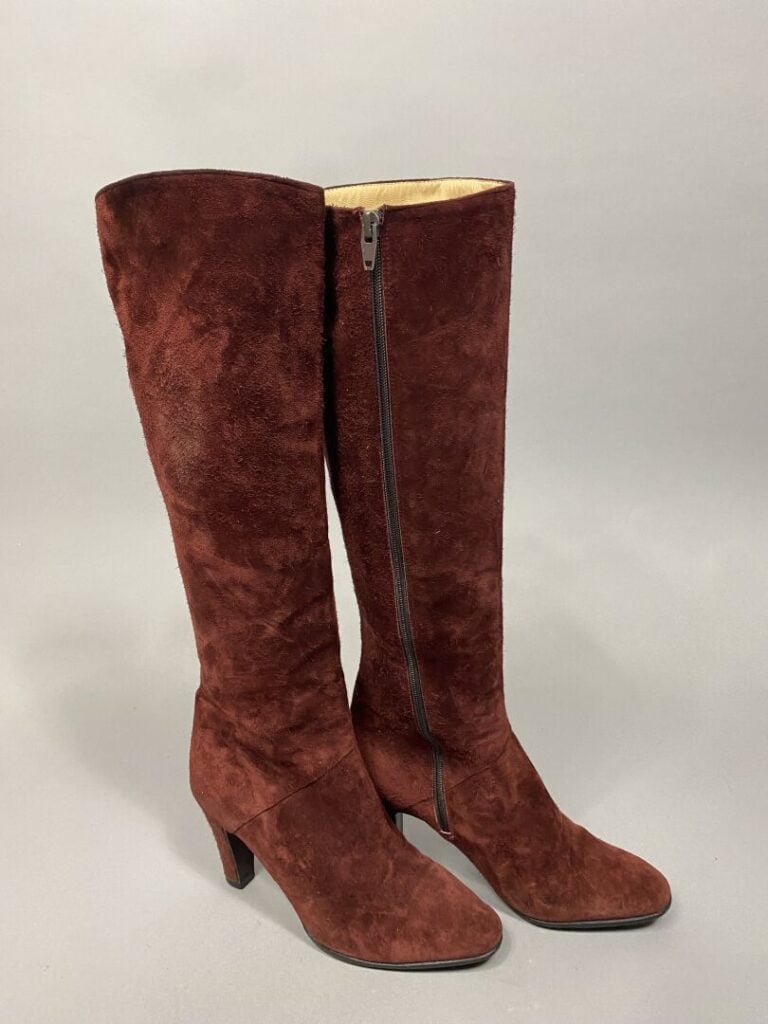 CELINE - Paire de bottes en cuir et daim dans les tons bordeaux - Pointure : 37…
