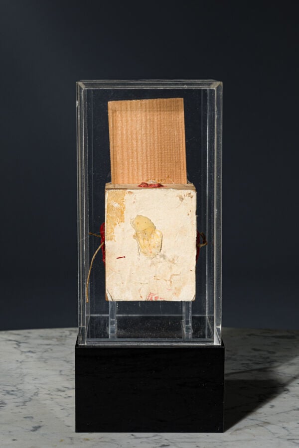 CÉSAR (1921-1998) CÉSAR BALDACCINI DIT - Gri-Gri, c. 1990 - Assemblage, boite,…