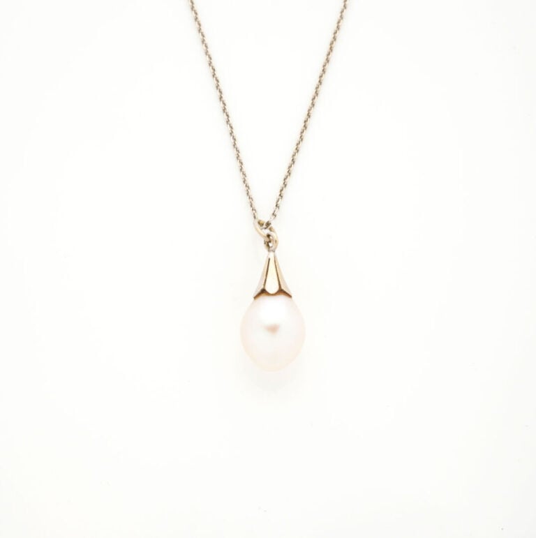 Chaîne en or gris (750) à maille forçat retenant un pendentif de forme goutte o…