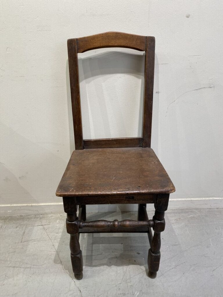 Chaise en bois tourné à dossier ajouré légèrement cintré en partie haute, piéte…