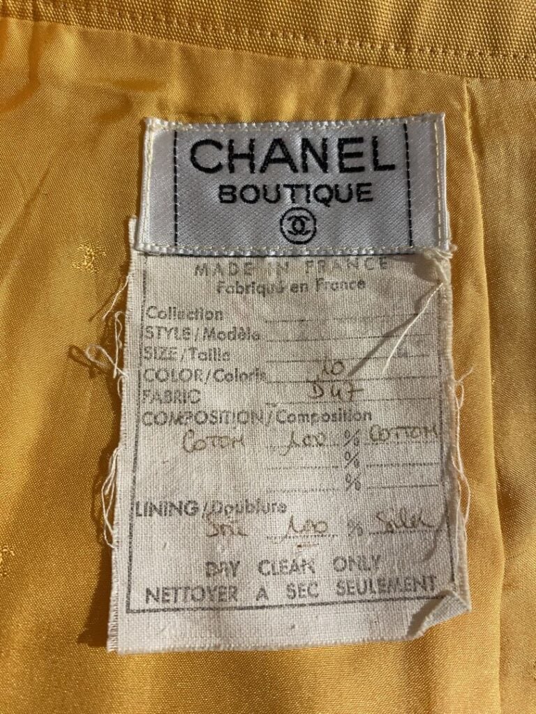 CHANEL Boutique - Tailleur en coton dans les tons abricot comprenant : - - une…
