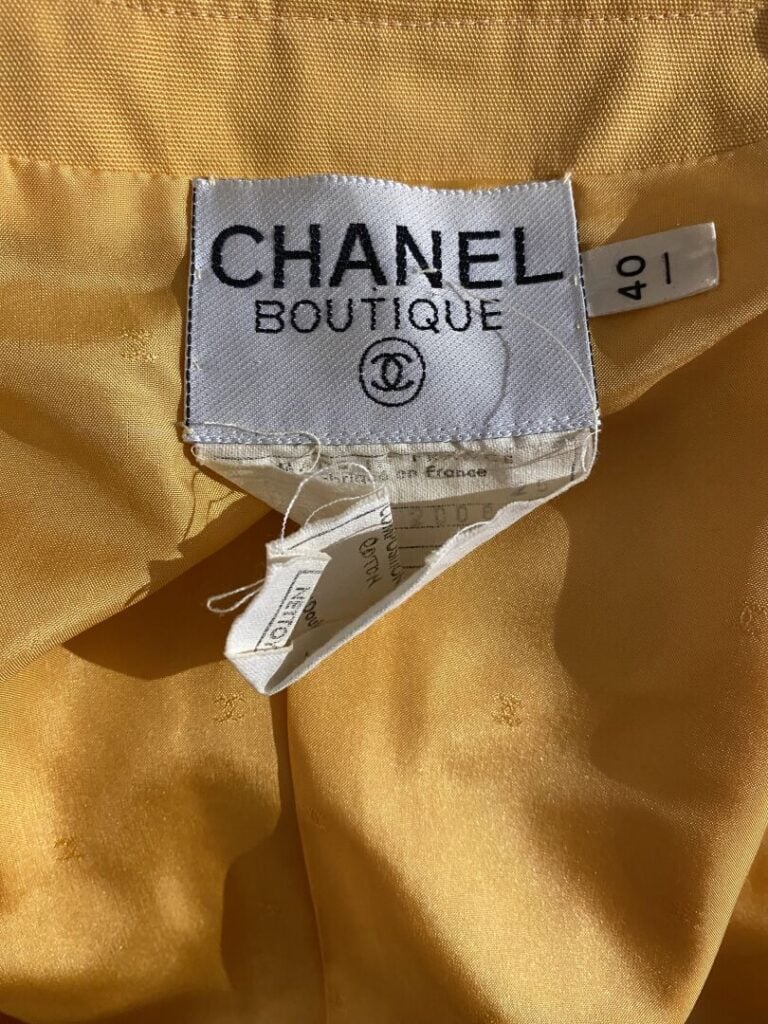 CHANEL Boutique - Tailleur en coton dans les tons abricot comprenant : - - une…