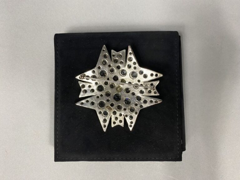 CHANEL - Broche plaque en métal argenté incrustée de strass - Numérotée 03 - (m…