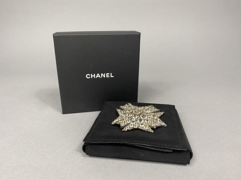 CHANEL - Broche plaque en métal argenté incrustée de strass - Numérotée 03 - (m…