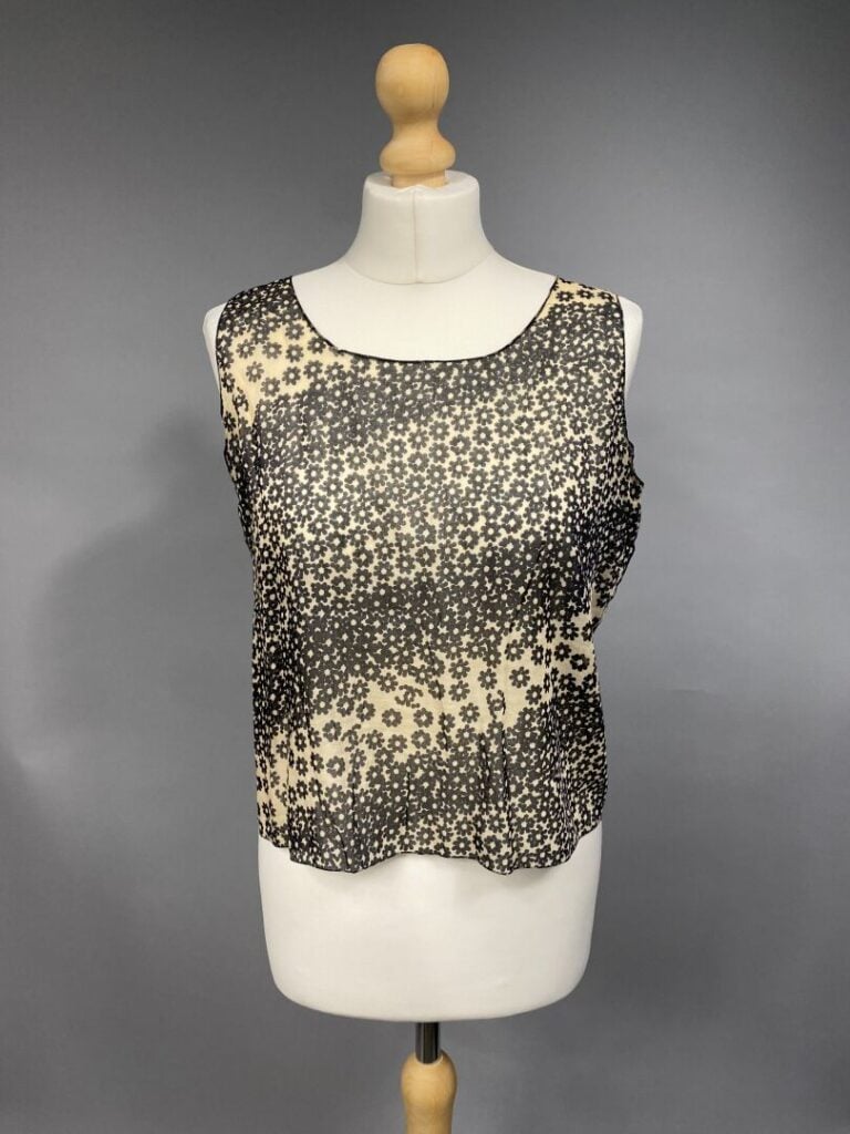 CHANEL - Ensemble comprenant un top à bretelles et une veste à motif de fleurs…