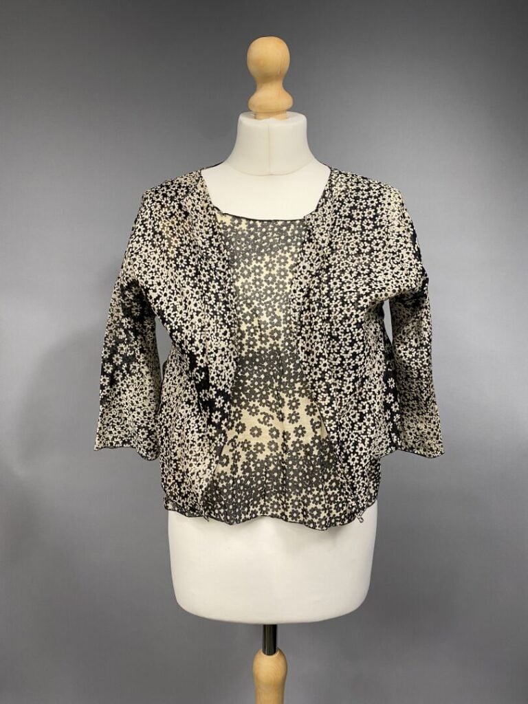 CHANEL - Ensemble comprenant un top à bretelles et une veste à motif de fleurs…