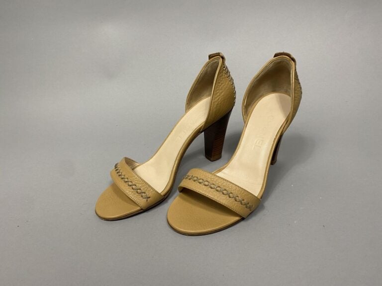 CHANEL - Paire d'escarpins en cuir beige talon façon bois siglé "CC" sur l'arri…
