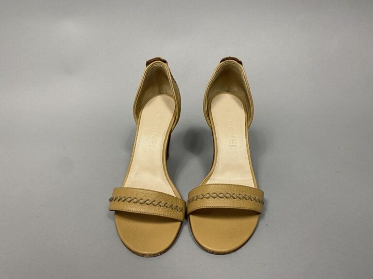 CHANEL - Paire d'escarpins en cuir beige talon façon bois siglé "CC" sur l'arri…