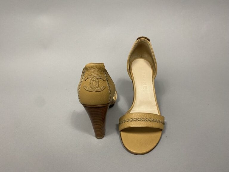 CHANEL - Paire d'escarpins en cuir beige talon façon bois siglé "CC" sur l'arri…
