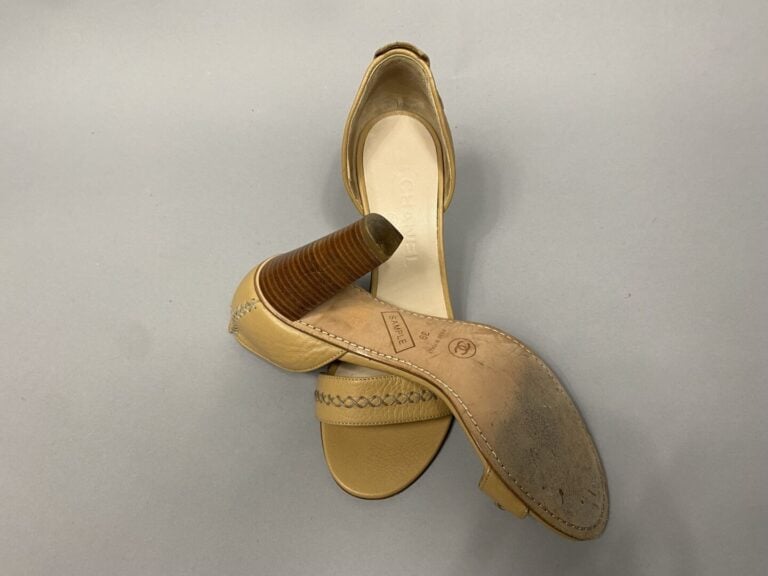 CHANEL - Paire d'escarpins en cuir beige talon façon bois siglé "CC" sur l'arri…