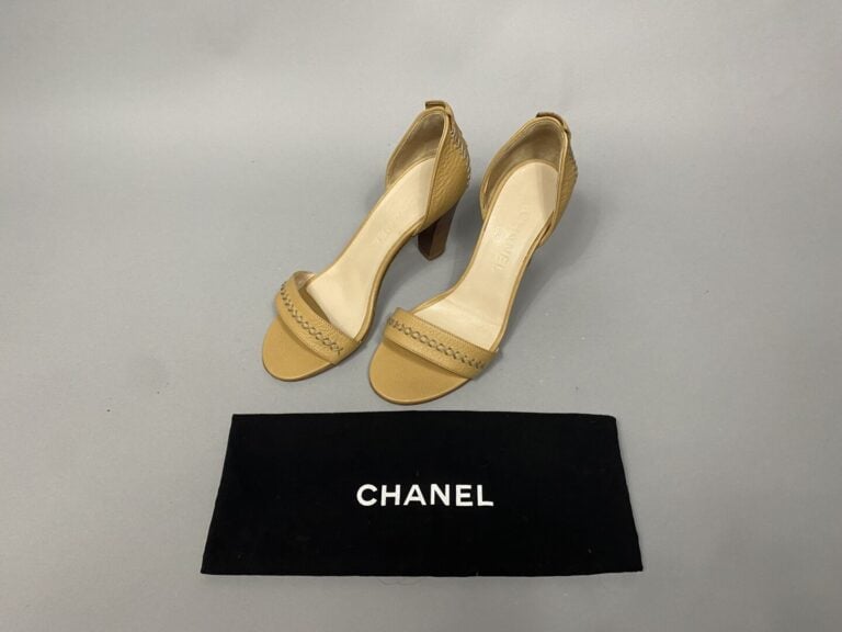 CHANEL - Paire d'escarpins en cuir beige talon façon bois siglé "CC" sur l'arri…