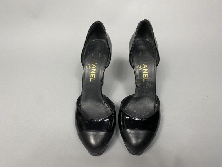CHANEL - Paire d'escarpins en cuir noir et cuir verni noir - Pointure : 38.5 -…