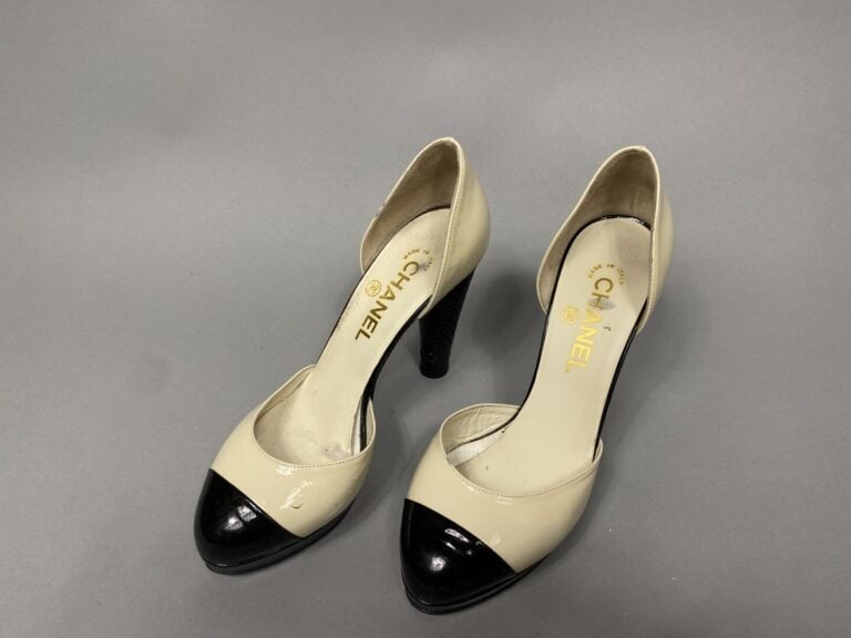 CHANEL - Paire d'escarpins en cuir verni bicolore noir et ivoire - Pointure : 3…