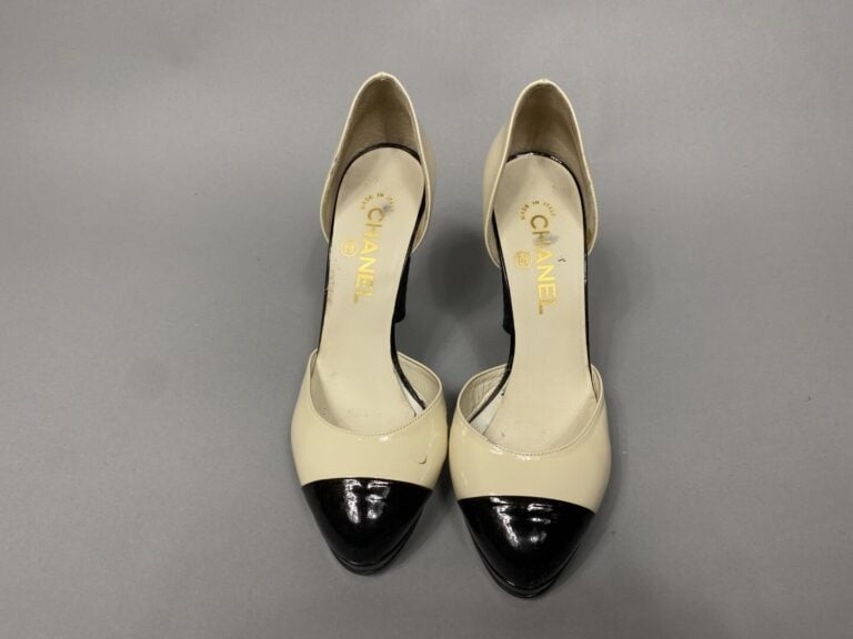 CHANEL - Paire d'escarpins en cuir verni bicolore noir et ivoire - Pointure : 3…