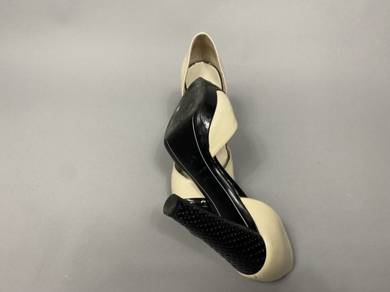 CHANEL - Paire d'escarpins en cuir verni bicolore noir et ivoire - Pointure : 3…