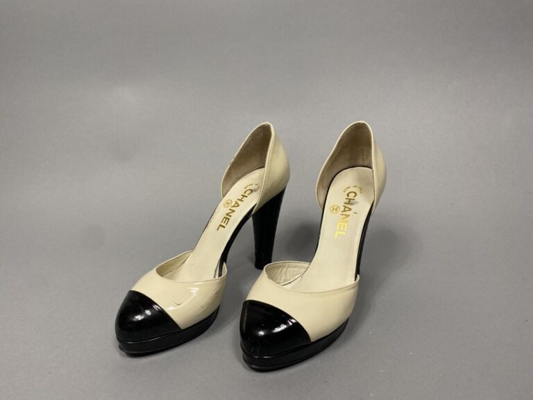 CHANEL - Paire d'escarpins en cuir verni bicolore noir et ivoire - Pointure : 3…
