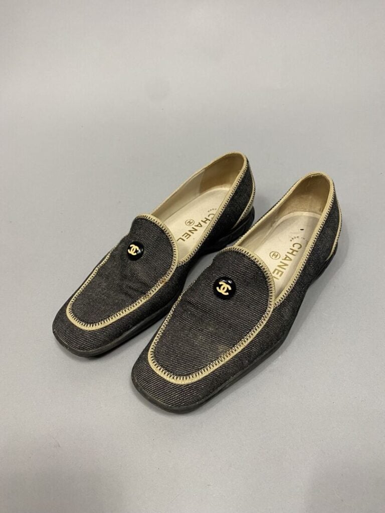 CHANEL - Paire de mocassins en textile façon jean dans les tons noir et crème à…