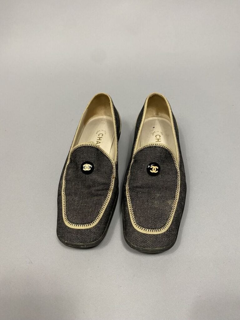 CHANEL - Paire de mocassins en textile façon jean dans les tons noir et crème à…