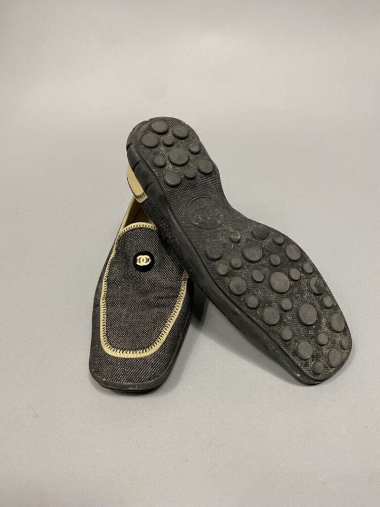 CHANEL - Paire de mocassins en textile façon jean dans les tons noir et crème à…