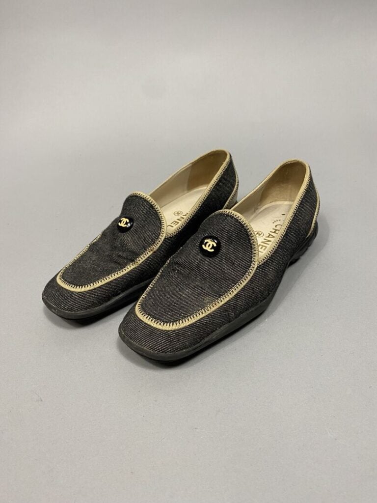 CHANEL - Paire de mocassins en textile façon jean dans les tons noir et crème à…