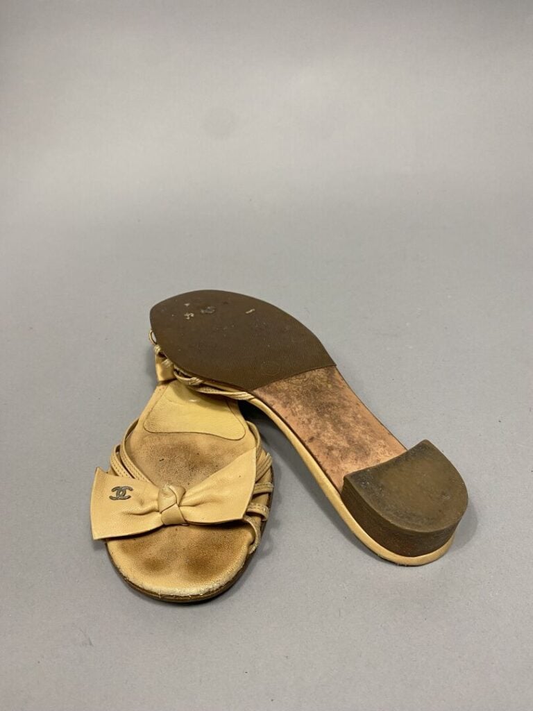 CHANEL - Paire de mules en cuir beige, lanières sur l'empeigne surmontées d'un…