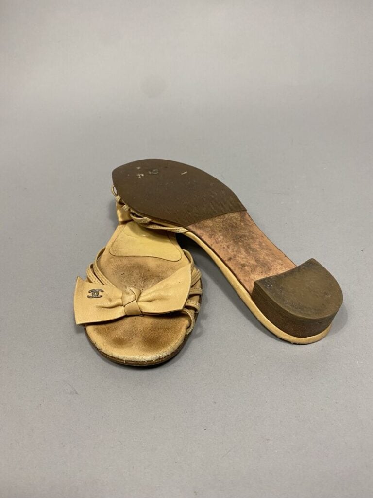 CHANEL - Paire de mules en cuir beige, lanières sur l'empeigne surmontées d'un…