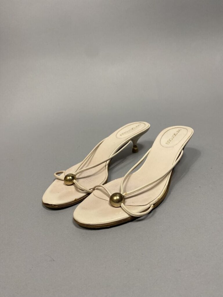 CHANEL - Paire de mules en cuir beige, lanières sur l'empeigne surmontées d'un…