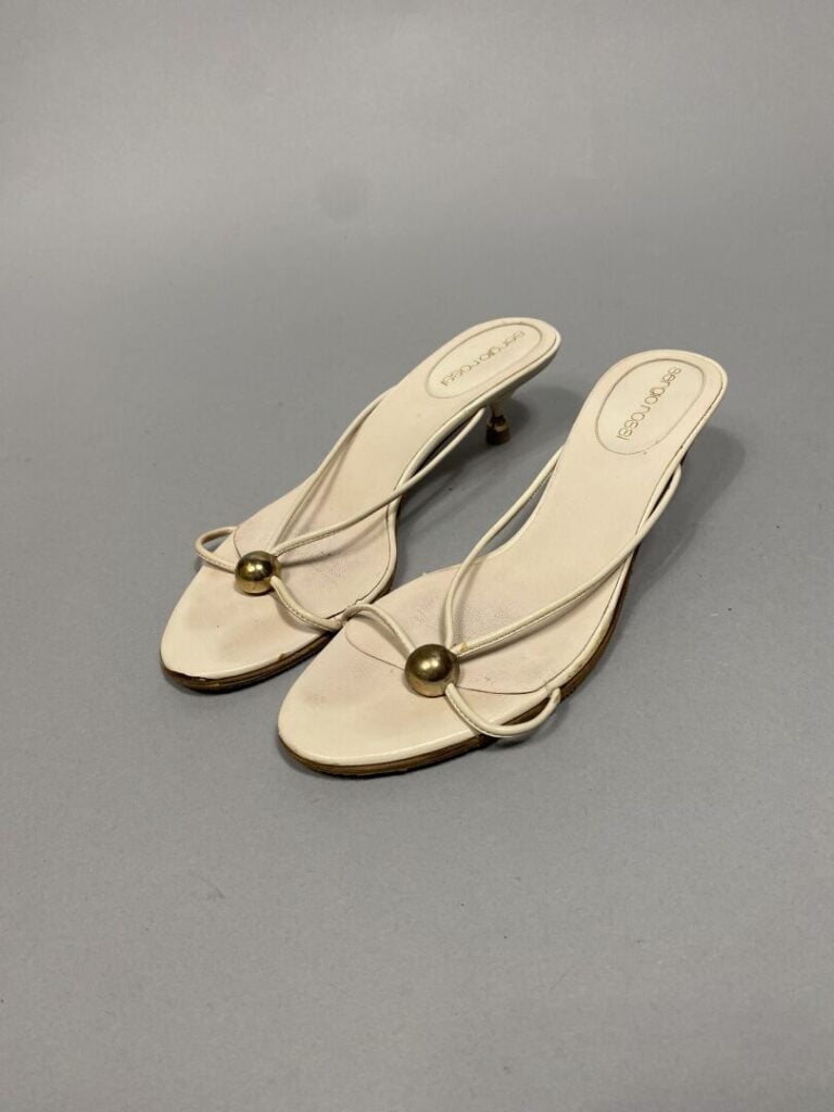 CHANEL - Paire de mules en cuir beige, lanières sur l'empeigne surmontées d'un…