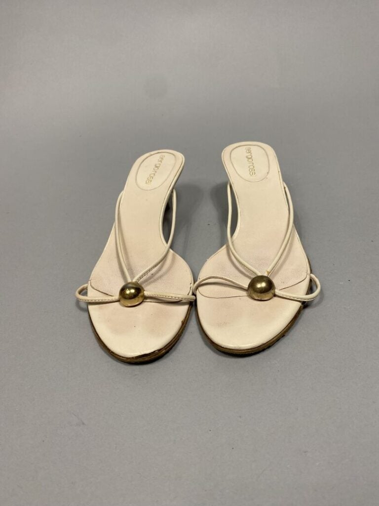 CHANEL - Paire de mules en cuir beige, lanières sur l'empeigne surmontées d'un…