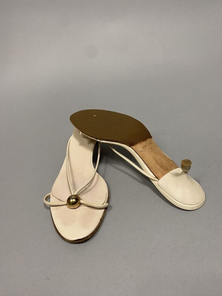 CHANEL - Paire de mules en cuir beige, lanières sur l'empeigne surmontées d'un…
