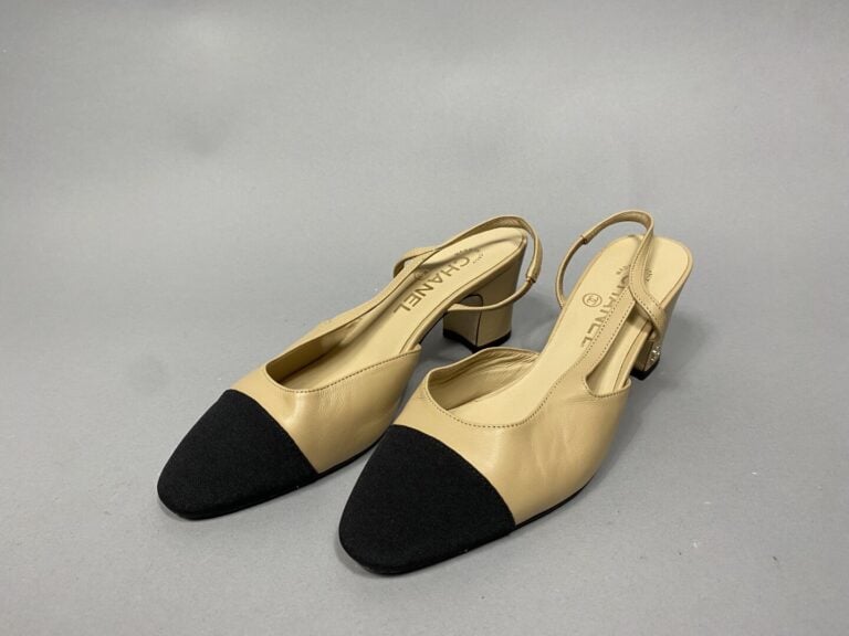 CHANEL - Paire de souliers "Slingback" en cuir de chèvre beige et tissu gros-gr…