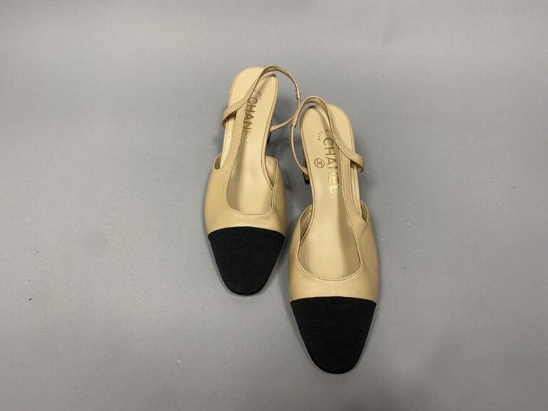 CHANEL - Paire de souliers "Slingback" en cuir de chèvre beige et tissu gros-gr…