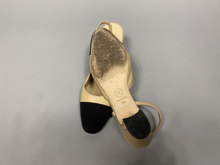 CHANEL - Paire de souliers "Slingback" en cuir de chèvre beige et tissu gros-gr…