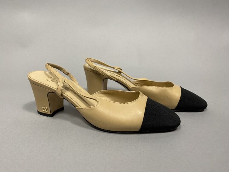 CHANEL - Paire de souliers "Slingback" en cuir de chèvre beige et tissu gros-gr…