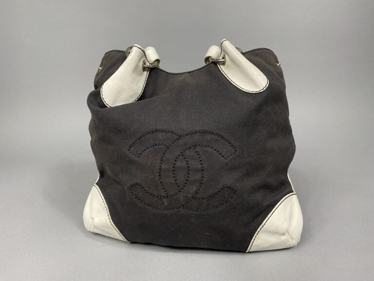 CHANEL - Sac porté épaule en toile noire et cuir blanc, double anse chaîne entr…