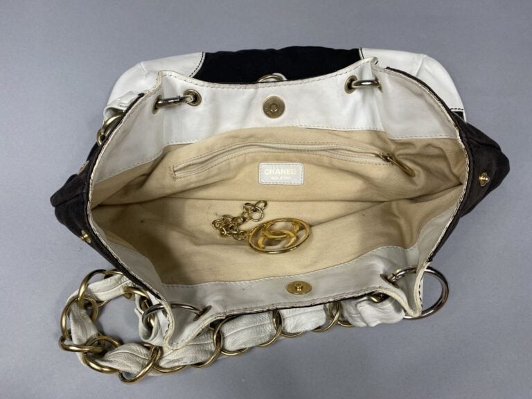 CHANEL - Sac porté épaule en toile noire et cuir blanc, double anse chaîne entr…