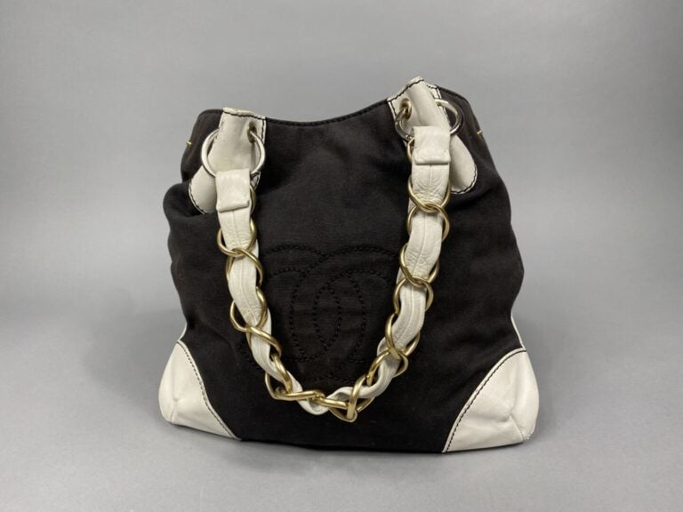 CHANEL - Sac porté épaule en toile noire et cuir blanc, double anse chaîne entr…