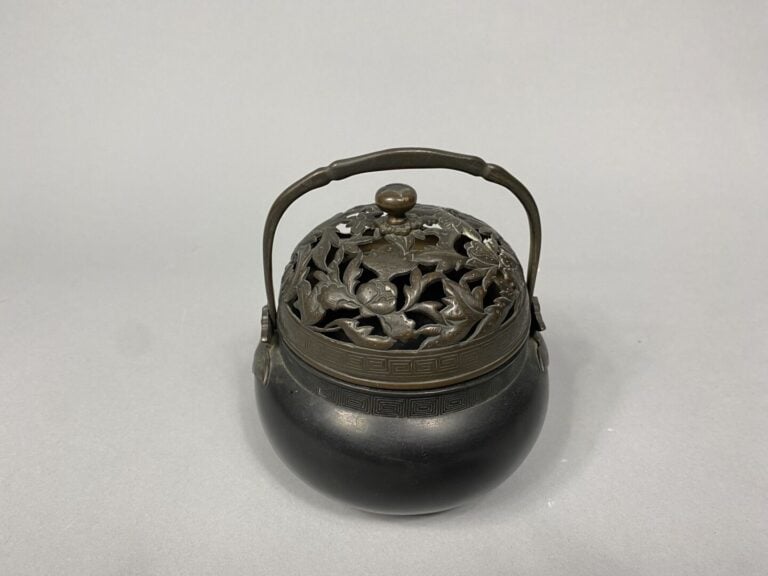 Chine - Brûle-parfum en bronze à couvercle ajouré de feuillages - H : 13 cm