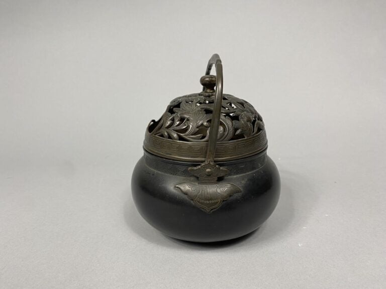 Chine - Brûle-parfum en bronze à couvercle ajouré de feuillages - H : 13 cm