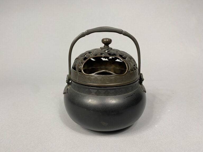 Chine - Brûle-parfum en bronze à couvercle ajouré de feuillages - H : 13 cm