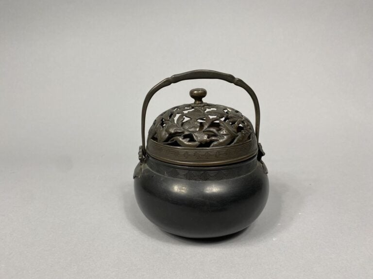 Chine - Brûle-parfum en bronze à couvercle ajouré de feuillages - H : 13 cm