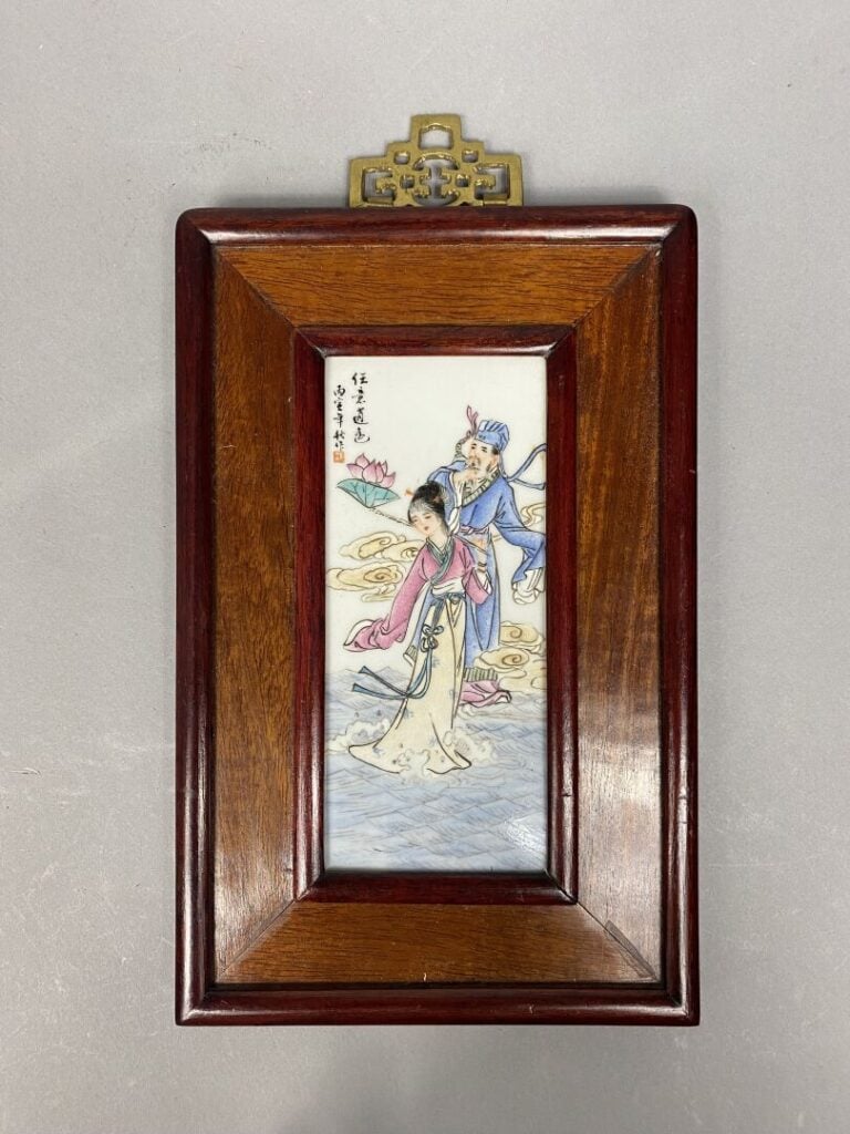 Chine - Ensemble de deux plaques en céramique émaillée polychrome à décor d'une…