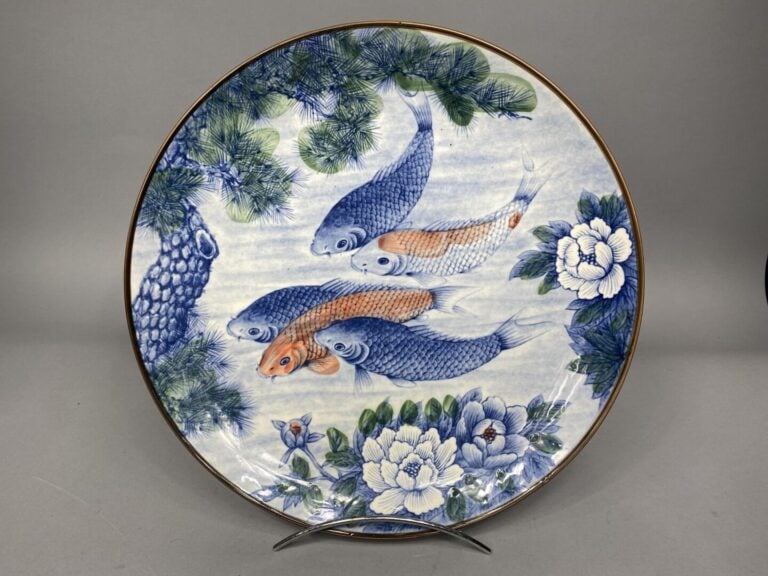 Chine - Important plat en porcelaine émaillée à décor de carpes parmi pins et p…