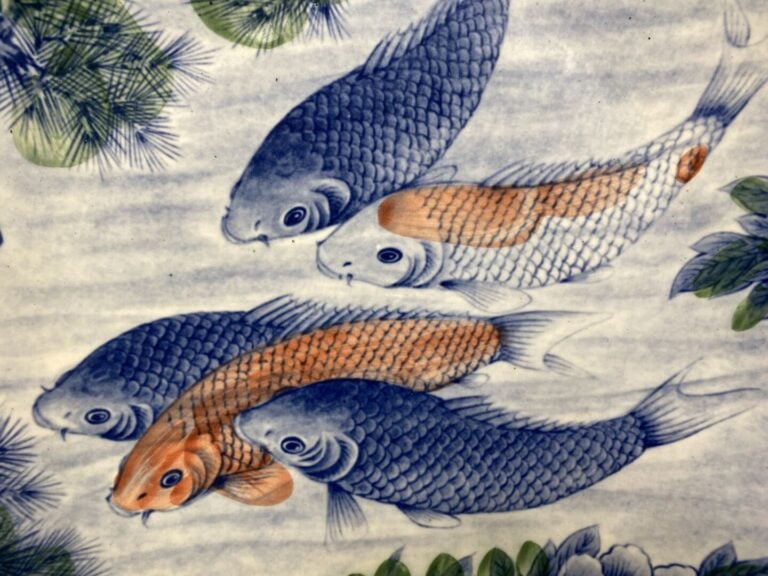 Chine - Important plat en porcelaine émaillée à décor de carpes parmi pins et p…