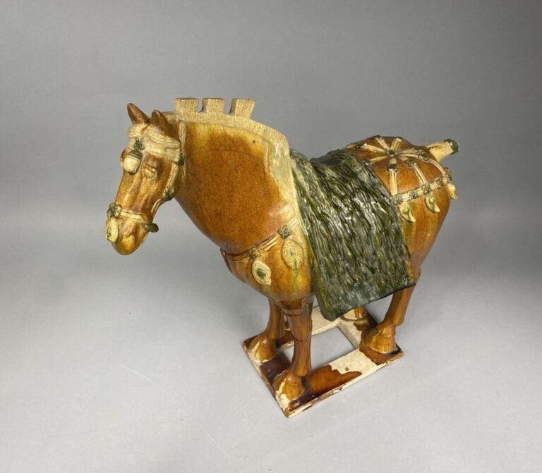 Chine - Sujet en terre cuite émaillée représentant un cheval dans le goût Tang…