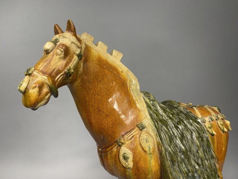 Chine - Sujet en terre cuite émaillée représentant un cheval dans le goût Tang…