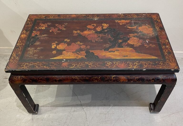Chine - Table basse en bois à décor laqué d'oiseaux branchés reposant sur un ro…