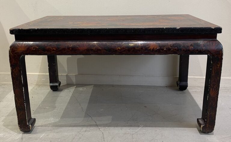 Chine - Table basse en bois à décor laqué d'oiseaux branchés reposant sur un ro…