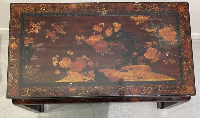 Chine - Table basse en bois à décor laqué d'oiseaux branchés reposant sur un ro…