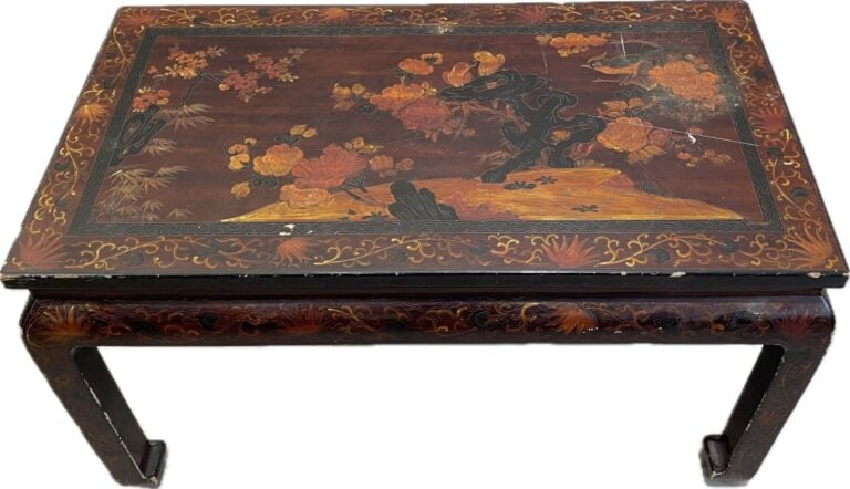Chine - Table basse en bois à décor laqué d'oiseaux branchés reposant sur un ro…